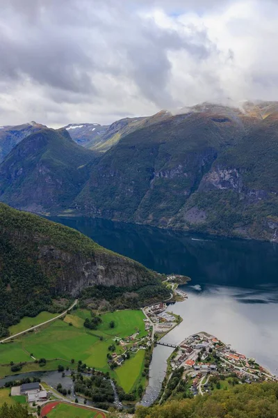 Luftaufnahme Eines Blauen Flusses Umgeben Von Riesigen Bergen Einer Ländlichen — Stockfoto