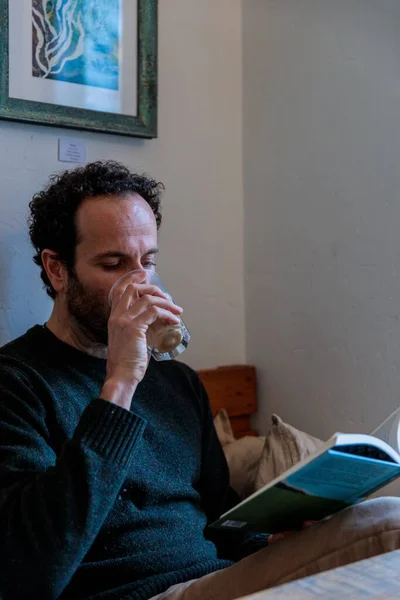 Tiro Vertical Homem Caucasiano Bebendo Café Lendo Livro — Fotografia de Stock