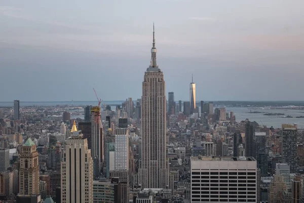 Een Prachtige Opname Van Wolkenkrabbers Onder Wolken New York Verenigde — Stockfoto