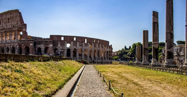 ローマ イタリアのローマフォーラムでコロッセオとヴィーナスとローマの寺院の風光明媚なショット — ストック写真
