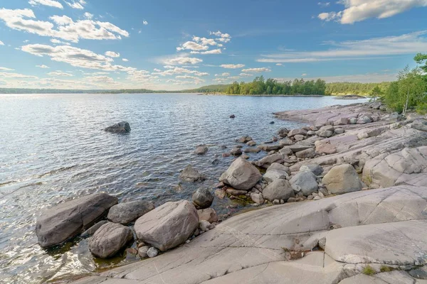 Eine Landschaft Mit Schönen Steinen Der Nähe Eines Sees Klarer — Stockfoto