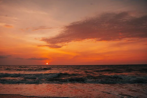 Ein Schöner Blick Auf Die Meereswellen Bei Sonnenuntergang — Stockfoto
