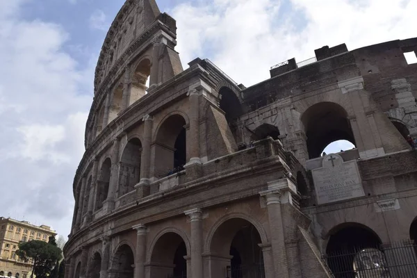Низкоугольный Снимок Знаменитого Колизея Риме Фоне Голубого Неба — стоковое фото