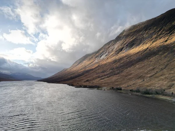Malownicze Ujęcie Drogi Jamesa Bonda Skyfall Szkocji Pod Zachmurzonym Niebem — Zdjęcie stockowe