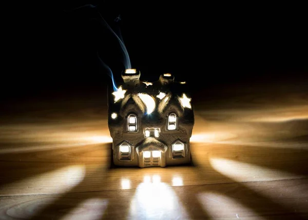 Uma Casa Natal Bonita Minimalista Iluminada Superfície Madeira — Fotografia de Stock