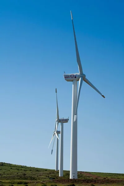 Vertical Shot Wind Power Turbine Hill Blue Sky Background — Stock Photo, Image