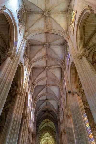 教堂内部美丽的垂直截图 — 图库照片