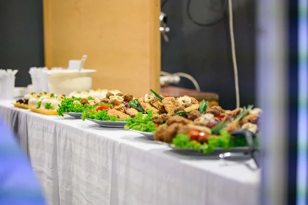 Ein Buffet Mit Verschiedenen Gerichten Wie Salate Und Schnitzel Auf — Stockfoto
