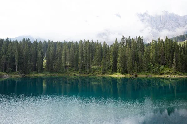 Μια Όμορφη Θέα Μιας Λίμνης Δολομίτες Στο Παρασκήνιο Στην Ιταλία — Φωτογραφία Αρχείου