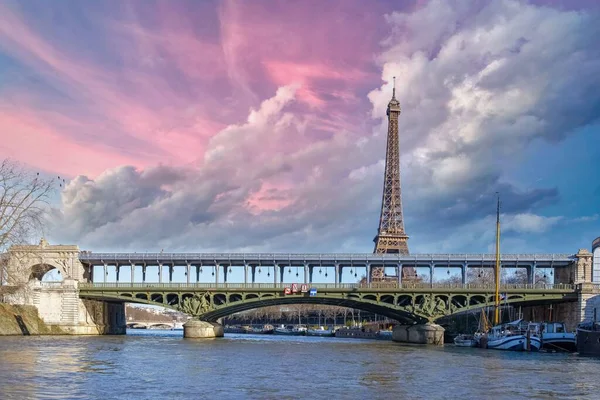Parijs Bir Hakeim Brug Seine Met Eiffeltoren Bij Zonsondergang — Stockfoto