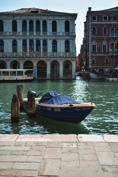 Egy Függőleges Lövés Egy Hajóról Kikötve Egy Kikötőben Velencében Olaszországban — Stock Fotó