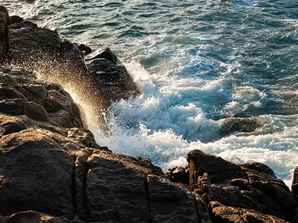 Köpüklü Deniz Dalgaları Gündüz Vakti Kıyıdaki Büyük Kayalara Çarpıyor — Stok fotoğraf