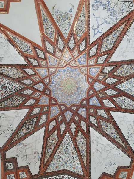 Vertikal Låg Vinkel Skott Taket Persisk Byggnad Med Persiska Ornament — Stockfoto