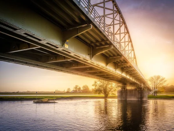 Metal Bridge River Captured Bright Sunset Sky — Stock Photo, Image