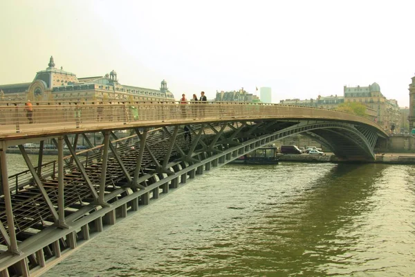 Largo Puente Acero Sobre Agua Cerca Edificios Históricos París Francia —  Fotos de Stock