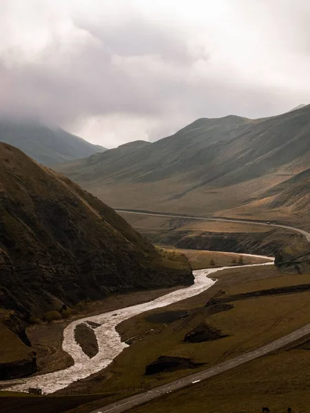 Pintoresco Plano Vertical Estrecho Río Que Fluye Entre Hermosas Montañas — Foto de Stock