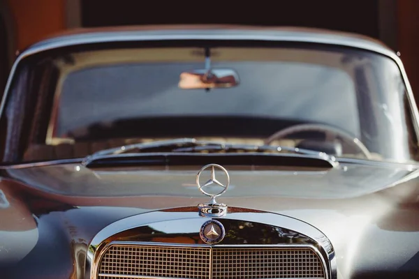 Nahaufnahme Der Motorhaube Eines Mercedes Benz 220 Aus Den 60Er — Stockfoto