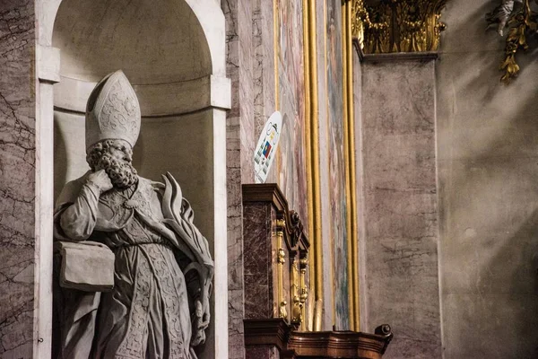 Primo Piano Una Scultura Religiosa Una Chiesa Bishop Slovenia — Foto Stock
