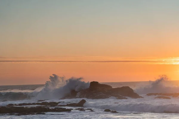 Turuncu Bir Günbatımında Okyanusun Ortasında Kayaların Yakın Plan Çekimi — Stok fotoğraf