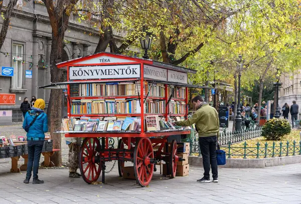 Mężczyzna Kupuje Książki Mobilnym Wózku Książki Budapeszcie Węgry — Zdjęcie stockowe