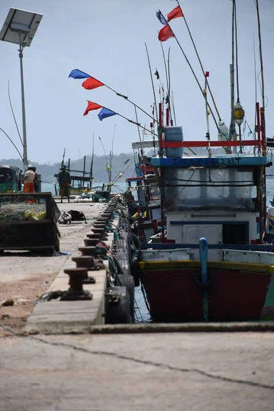 Puerto Con Barcos Pesca Estacionados Cielo Azul Fondo — Foto de Stock