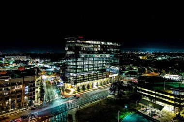 Teksas 'ta gece yarısı aydınlatılmış sokakların ve Austin binalarının şehri.