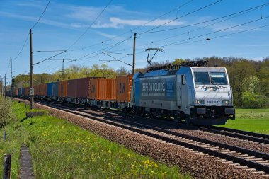 Saarmund, Almanya 'dan geçen bir lokomotif.