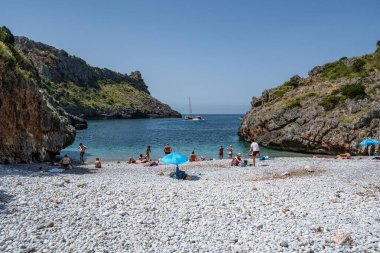 Cilento Ulusal Parkı, Marina di Camerota, Campania, İtalya 'daki Cala Bianca plajı manzarası