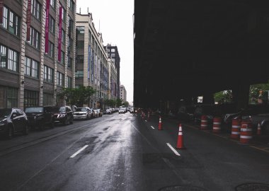 Brooklyn, New York 'ta güzel bir sokak fotoğrafı. Otoparkı ve şehir binaları var.