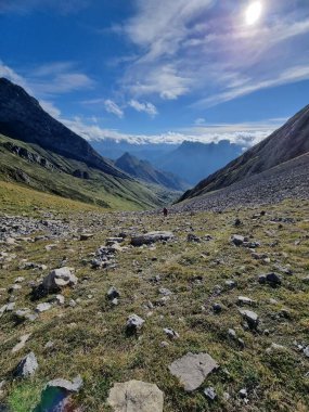 İspanya 'nın Asturias kentindeki mavi gökyüzünün altındaki yeşil tepelerin dikey görüntüsü..