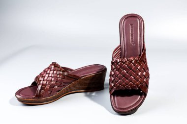 beyaz zemin üzerinde ayakkabı