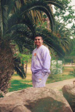 Mor kravat boyası spor kostümü giymiş gülümseyen bir İspanyol 'un dikey çekimi.