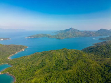 Denizlerin yeşil kaplı kıyılarının insansız hava aracı görüntüleri, arka plan için serin.