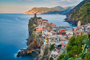 Cinque Terre İtalya 'daki Vernazza kasabasının renkli binası sakin denizle çevrili.