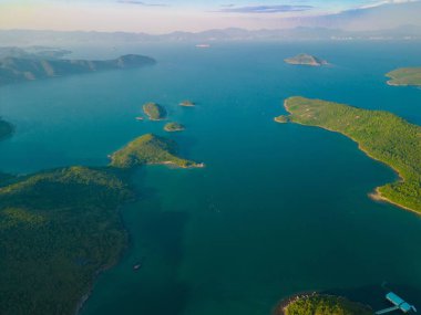 Denizlerin yeşil kaplı kıyılarının insansız hava aracı görüntüleri, arka plan için serin.