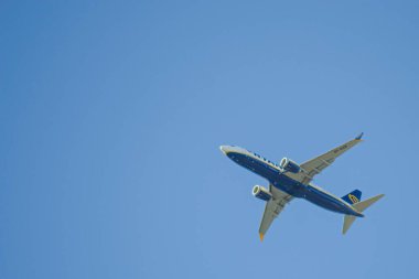 Ryanair uçağının mavi gökyüzünde fotokopi uzayı ile alçak açılı görüntüsü.
