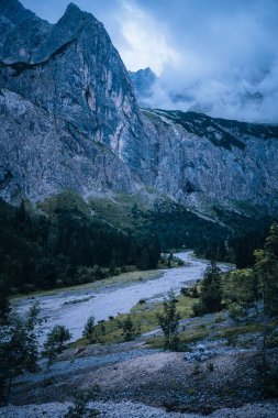 Zugspitze dağındaki Hollental 'da kurumuş bir nehir yatağının dikey görüntüsü