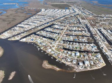 Deniz yüzeyiyle çevrili bir kasabanın hava görüntüsü, Ian Kasırgası, Florida