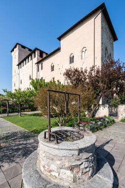 Borromeo Kalesi önünde eski bir su kuyusu, Lombardy, İtalya