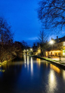 Kışın Cotswolds 'da Bourton' dan geçen uzun bir nehir manzarası. Akşamları