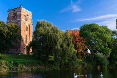 İngiltere, Atcham 'da gündüz vakti St. Eata Kilisesi' nin renkli manzarası