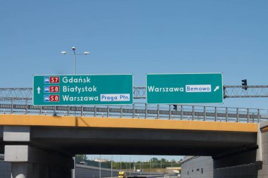 Polonya 'da, Gdansk, Bialystok, Varşova otoyolu üzerinden büyük şehirlere gidiş yönlerini gösteren yol işaretleri var.