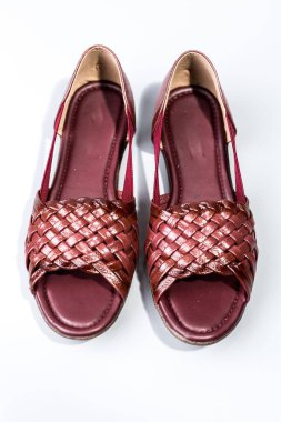 beyaz zemin üzerinde ayakkabı