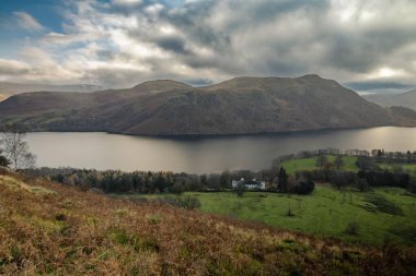 İngiltere Gowbarrow 'un tepesinden Ullswater' a bakan Misty sahnesi.