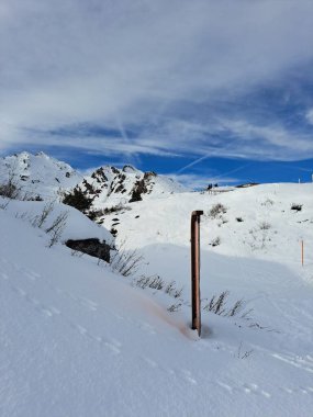 Kış boyunca karla kaplı dağ zirvesinin manzaralı bir çekimi