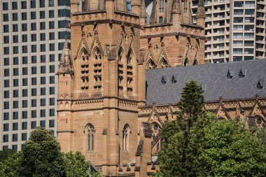 Taştan bir kilise cephesi
