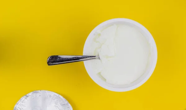 Uno Yogurt Naturale Tazza Plastica Fondo Giallo — Foto Stock