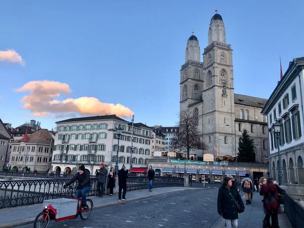 街を歩く人々の美しい都市風景 スイスのチューリッヒでの都市生活 — ストック写真