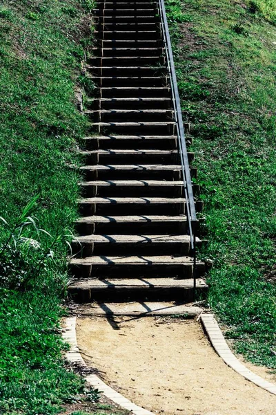 Eine Treppe Mit Einem Geländer Das Den Hügel Hinaufführt Der — Stockfoto