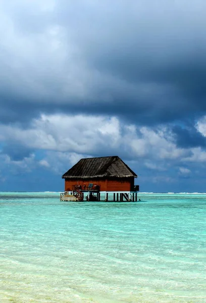Chata Pláži Maledivách Obklopená Jasně Modrými Vodami Oceánu Pod Zamračenou — Stock fotografie